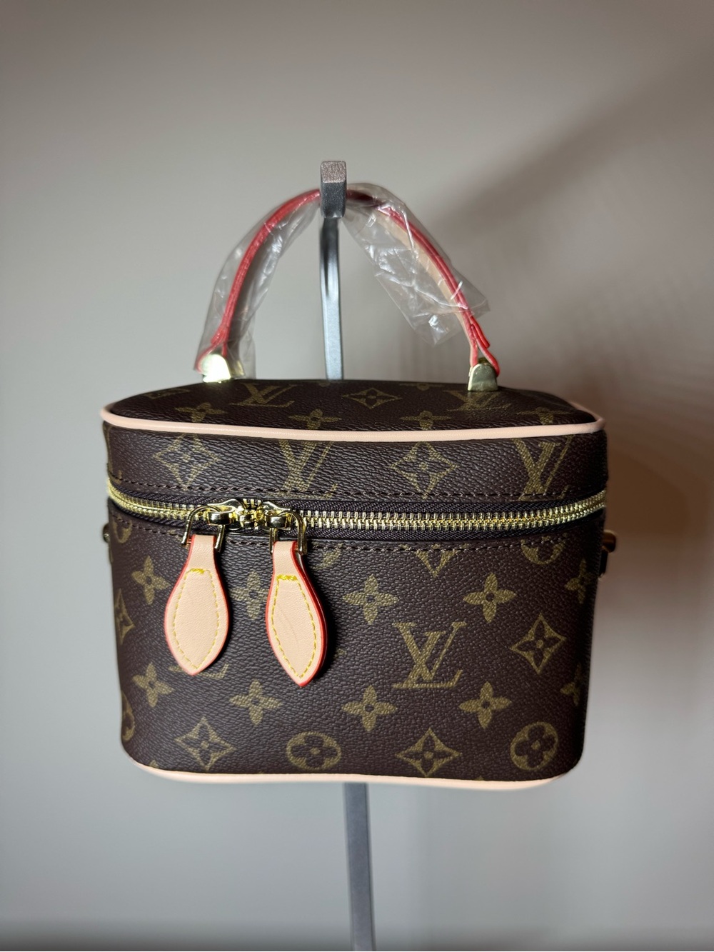 Small Vanity Bag with Crossbody Strap. No Brand.